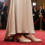 Pantofi dama bej eleganti inflorati cu toc patrat din piele naturala intre 35 si 40