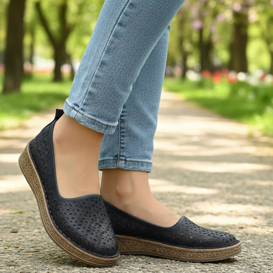 pantofi-dama-perforati-cu-talpa-ortopedica-din-piele-naturala-negru-intre-36-si-40 Pantofi dama perforati cu talpa ortopedica din piele naturala negru intre 36 si 40 - imagine 1