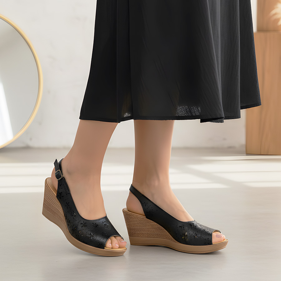 sandale-dama-cu-platforma-negre-din-piele-naturala-perforata-intre-34-si-41 Sandale dama cu platforma negre din piele naturala perforata intre 34 si 41 - imagine 1