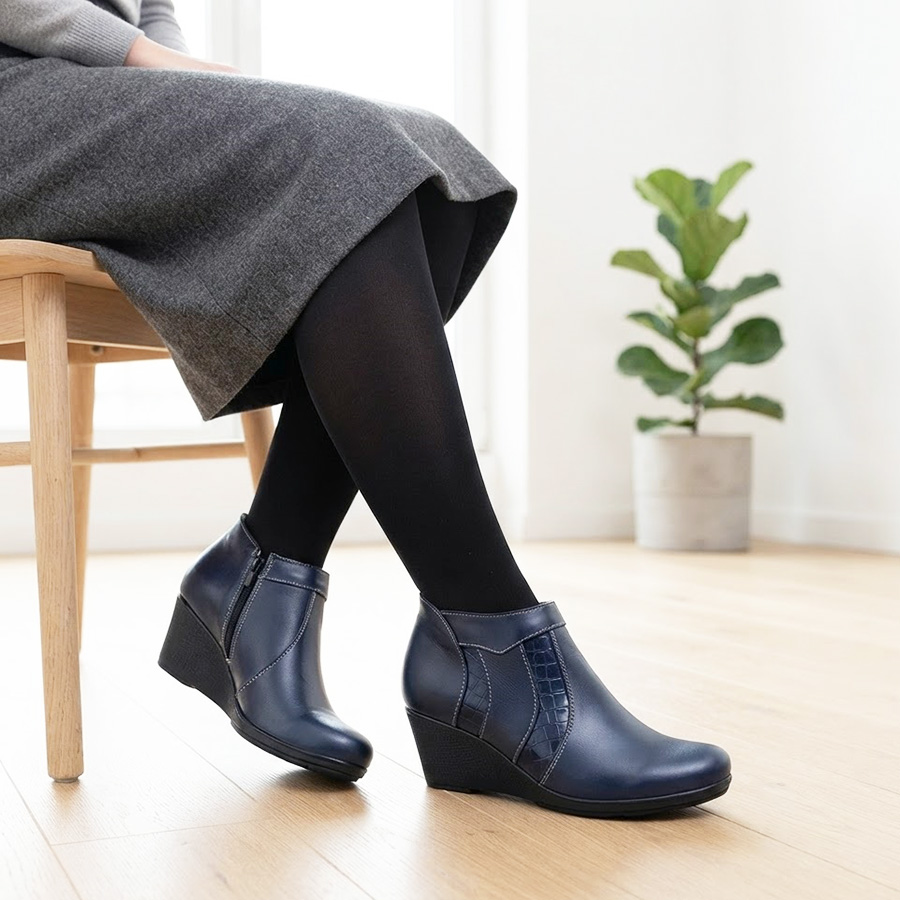 botine-dama-scurte-din-piele-naturala-bleumarin-intre-36-si-40 Botine dama scurte din piele naturala bleumarin intre 36 si 40 - imagine 1