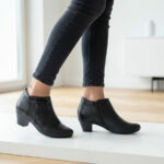 Botine scurte cu toc masiv din piele naturala neagra intre 35 si 41