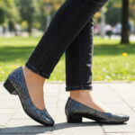 ULTIMA PERECJE Pantofi dama gri sidefat cu toc mic din piele naturala perforata marimea 41